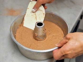 step3: 倒入烤模，烤模輕敲料理台以排出空氣。用刮刀整平麵糊，用180℃的烤箱烘烤約25分鐘，表面烤硬後，調降至170℃烘烤15分鐘。