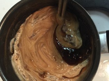 step2: 70g的黑糖加入300cc的水煮沸~將地瓜水粉攪拌至無沉澱再加入黑糖水不停的用筷子攪拌