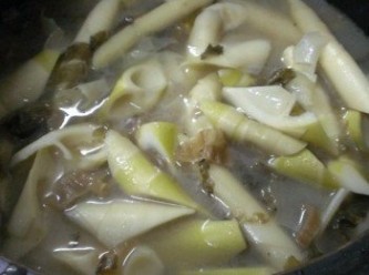 step3: 雞高湯~福菜乾~煮過的桂竹筍一起熬煮2~3小時