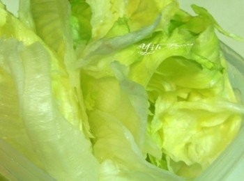 step1: 將米和水以 1:1比例煮好放涼，依照壽司醋的食用指示拌入壽司醋，(米的選擇用家裡吃的白米就可以喔^^) 萵苣泡小蘇打水3分鐘洗淨瀝乾。