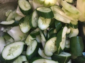 step1: 小青瓜切去頭尾，拿刀背輕輕拍碎；合掌瓜去皮切小塊，放入碗中，