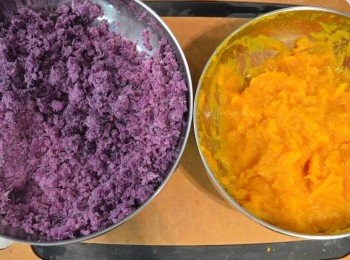 step2: 把蒸好的南瓜同紫薯分別壓成泥狀。