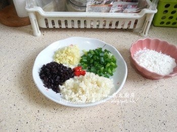step5: 期間將豆豉剁碎 , 蒜蓉剁成蓉 , 薑切細粒 , 辣椒切粒 , 蔥切粒