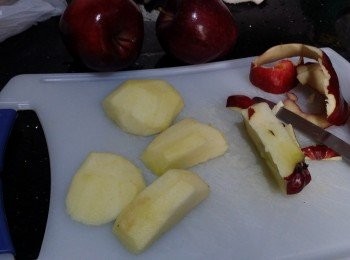 step2: 將(2)刮皮後，切開4件，芯和籽去掉。