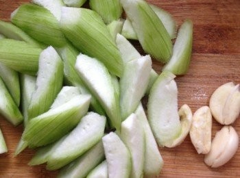 step1: 勝瓜洗淨去皮，然後切塊，盡量不要切太厚，蒜切碎。