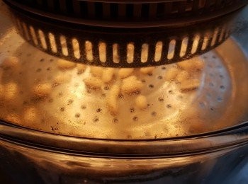 step1: 去衣花生洗淨後,抹乾水份,用預熱光爐150度,高架,先波10分鐘,打開蓋炒一炒再波10-15分鐘,取出灘凍(試吓花生夠唔夠脆,唔夠波多3分鐘)再將花生壓成碎粒待用