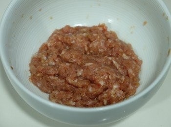step4: 剁碎冬菇和馬碲，加免治豬肉和醃料，順時針攪勻，續少加入2湯水打至起膠。
