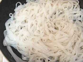 step3: 熱鍋將蒟蒻小寬麵乾煎至表面乾燥後即可起鍋備用。