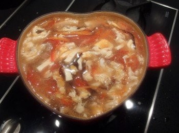 step5: 依序放入胡蘿蔔絲,木耳絲煮滾,再加入豆腐絲,煮滾後加入海鹽及米醋和白胡椒粉調味,用太白粉水勾芡至個人喜歡的濃稠度。