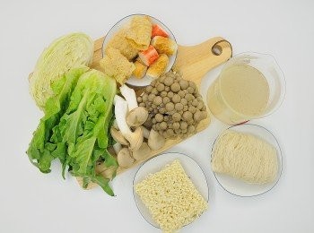 step2: 花雕雞吃完,剩下的濃郁醬汁再加入高湯就是美味的火鍋湯底,可依個人喜好加入蔬菜或<span class="group_4">火鍋料</span>等材料一起烹煮。加入麵條/米粉就是好吃的【花雕雞麵/米粉】喔!