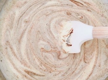 step4: 朱古力溶液倒進蛋漿，拌至八成混合。