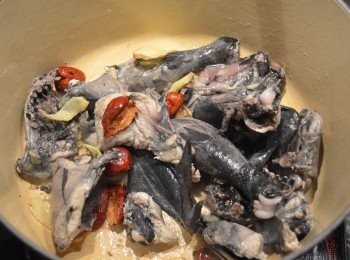 step3: 然後放入雞塊和紅棗爆炒約1分鐘。