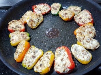 step5: 當煎香豆腐餡後反轉再煎雜椒