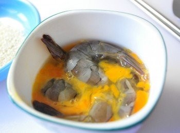 step2: 先將蝦子裹一層蛋汁