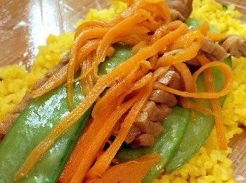 step5: 拿一張保鮮紙 (保鮮膜) 墊底，平均地鋪上薑黃飯，放上餡料，然後從下卷起成飯卷 (包上海粢飯一樣) ，