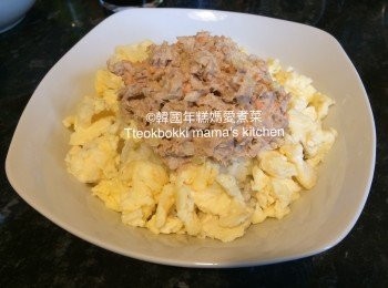 step8: 用碗盛白飯，白飯上放置適量的蛋黃醬呑拿魚和炒好的蛋，