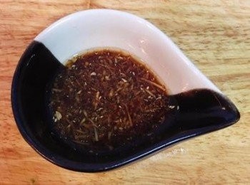 step4: 蒸螃蟹時可調製薑醋醬汁，吃螃蟹沾這個醬汁除了增加螃蟹的甜美外亦可去腥，更可抵消螃蟹的寒性，並有殺菌作用。