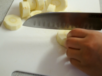 step1: 先將防風草去皮切粒