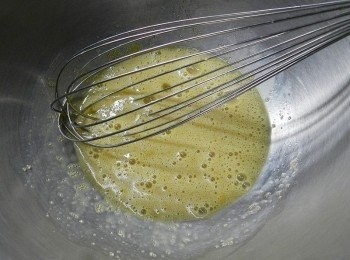 step2: 蛋加糖先拌勻