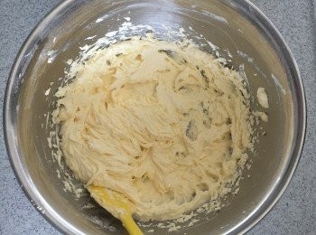 step2: 牛油、糖霜用機打起至發白。