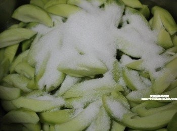 step7: 倒進適量的食用鹽巴進去。