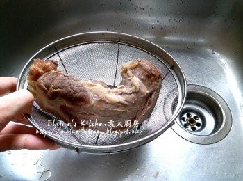 step3: 蓋上蓋出水5分鐘後先將牛展盛起沖一沖洗及瀝乾水份