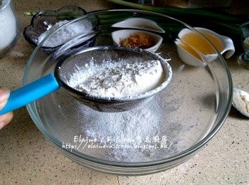 step1: 糯米粉及麵粉用隔篩篩入大碗內