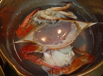 step2: 水煮滾,放入步驟1煮至螃蟹熟,撈起待涼剝殼出蟹肉.留下<span class="group_3">湯汁</span>.