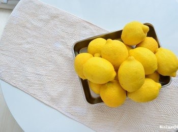 step2: 萊姆若有冰，前一天先從冰箱拿出來洗淨表皮　（可用鹽水泡半個小實在輕刷表皮清潔）
室溫擺放，以免要做表皮一直返潮出水