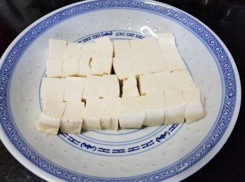 step1: 先將豆腐切丁粒放碟上