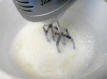 step3: 製作蛋白霜：將蛋白稍微打出現泡沫，然後砂糖分三次加入打拌