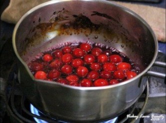 step6: 在鍋內放入冷凍蔓越莓100g／藍莓汁30g／砂糖20g煮至砂糖溶解