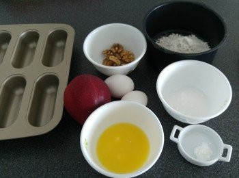 step1: 先沖洗乾淨合桃再用爐温170度焗8分鐘,低筋粉和泡打混合過篩備用,糖分兩份蛋黃和蛋白各一半,牛油叮溶或用熱水坐溶備用,蘋果臨攪拌先切粒。