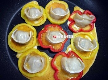 step7: 將蛋液倒入甜椒圈裡，蓋鍋蓋慢煎。