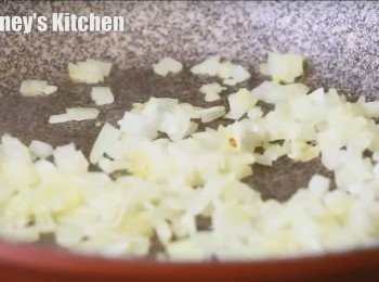step4: 原鍋下洋蔥碎及蒜蓉炒香