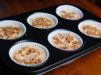 step4: 將麵糊倒入烤模內，再加核桃碎，可在表面灑少許紅糖。放入已預熱180度焗爐，焗約20-25分鐘即成！