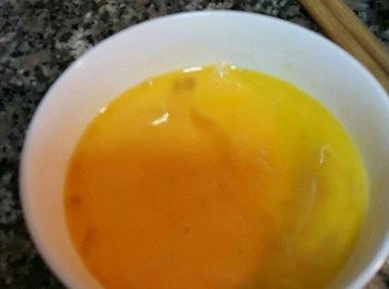 step3: 將雞蛋用叉子打成蛋液，備用