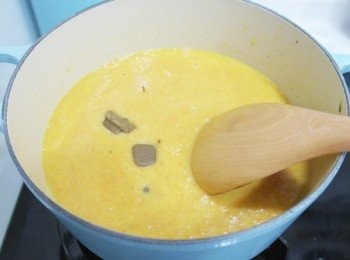 step7: 倒回鍋中放入咖哩塊慢慢溶解它。