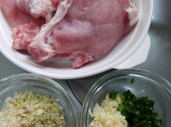 step1: 洗淨豬排，抹乾。
香茅，蒜頭蔥切細粒。