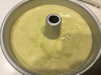 step14: 把麵漿倒入模具後把它在枱上敲幾下敲走氣泡。