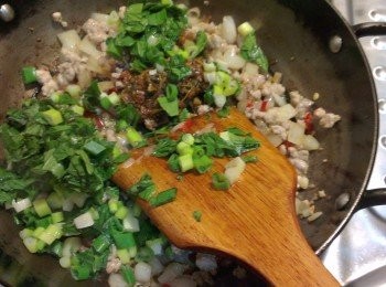step4: 把絞肉炒熟，加入白酒嗆鍋，再加入魚露，打拋醬，九層塔，蔥花一起略炒在略為調味即可