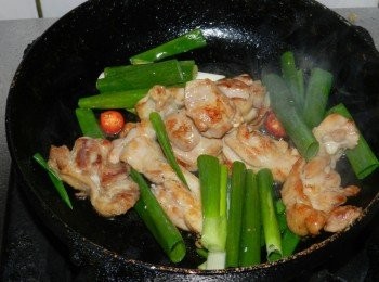 step4: 加入蔥段和辣椒末快炒