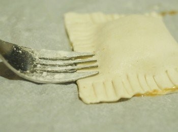 step6: 用叉沾少許麵粉，在蘋果派邊位壓紋，封口