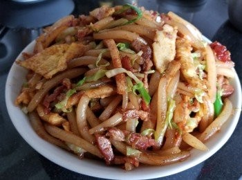 step10: 做法：

先用蒜頭，乾蔥爆炒叉燒，魚條出香味備用，將雞蛋煎成蛋皮，再切絲或條備用，再用蒜頭，乾蔥輕炒銀針粉，再將叉燒，魚條回鑊，再放入椰菜絲，加少少水，雞粉，糖，瑞士雞汁，老抽，大火快炒約 1 分鐘，完全上色及乾身，再放入蛋絲，蔥段，少少麻油炒至所有材料完全混合，完成 。