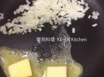 step2: 平底鍋炒洋蔥、奶油、洋蔥變透明即熄火。
加入1、在以果汁機打呈泥狀