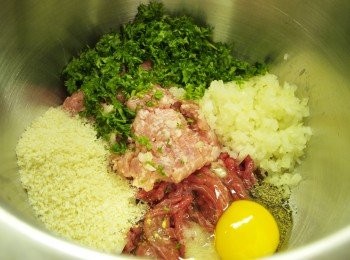 step1: 所有材料(除芝士外) 倒入一大碗內搓到起膠