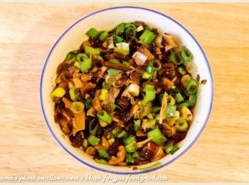 step3: 紅椒麻辣黑菇醬自玻璃罐中夾出後，用菜刀剁碎，青蔥也切成蔥花後，二者放在碗中拌勻。