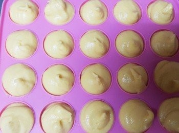 step5: 烤箱預熱10分~將麵糊擠到烤模中至滿