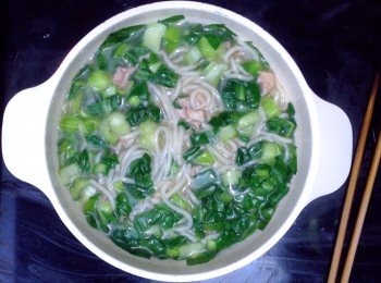 step9: 麵熟後下雞肉，轉中火煮熟，下1小匙鹽調味 （記得試味，各人口味不同）之後下菜粒拌勻加蓋煮沸後關火焗2分鐘即可