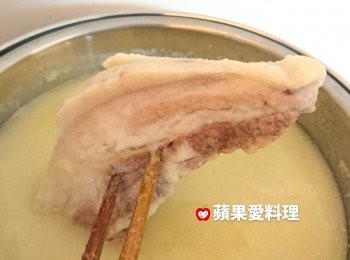 step6: 電鍋跳起後，取出五花肉（用筷子輕叉，即可取出），切片。